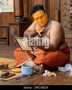 Kathakali attore che applica il trucco, Fort Kochi, Cochin, Kerala, India Foto Stock