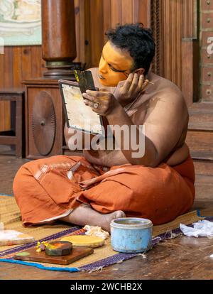 Danzatrice Kathakali che applica il trucco, Fort Kochi, Cochin, Kerala, India Foto Stock