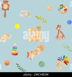 Motivo ad acquerello senza cuciture con giocattoli in legno per bambini: Piramide, accessori per dentizione, giraffa, sonaglino, sfondo blu locomotiva. Ideale per S Foto Stock