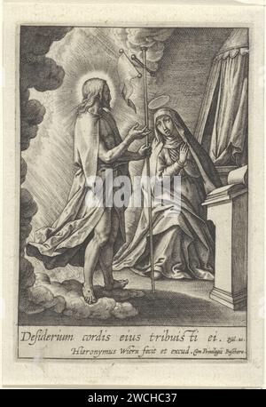 Cristo appare a Maria, Hieronymus Wierix, 1563 - prima del 1619 stampa Cristo appare a sua madre Maria dopo la sua morte. È circondato da nuvole e tiene in mano un bastone incrociato con uno striscione. Maria si sta inginocchiando in preghiera alla sua scrivania. A margine una citazione biblica di PS. 20 in latino. Carta di Anversa che incide Cristo, forse vestito da pellegrino, appare a sua madre, che di solito è mostrata in preghiera Foto Stock