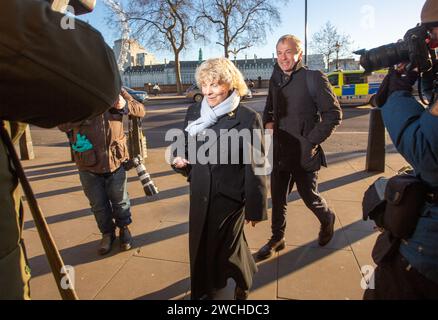 Londra, Inghilterra, Regno Unito. 16 gennaio 2024. JO HAMILTON, ex sub-postmistress, arriva in parlamento prima della sessione di prove orali sull'ufficio postale del Comitato commerciale e commerciale e sulla Horizon Compensation. (Immagine di credito: © Tayfun salci/ZUMA Press Wire) SOLO USO EDITORIALE! Non per USO commerciale! Foto Stock