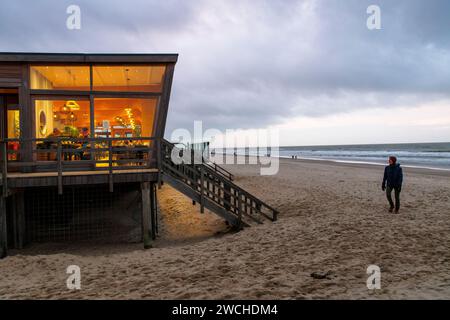 Il padiglione sulla spiaggia Lage Duintjes vicino a Oostkapelle sulla penisola di Walcheren, Zelanda, Paesi Bassi. Der Strandpavillon Lage Duintjes bei Oostkapelle Foto Stock