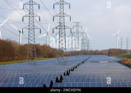 Grande parco solare e turbine eoliche nel porto di Vlissingen, Walcheren, Zelanda, Paesi Bassi. grosser Solarpark und Windraeder am Hafen von Vlissing Foto Stock