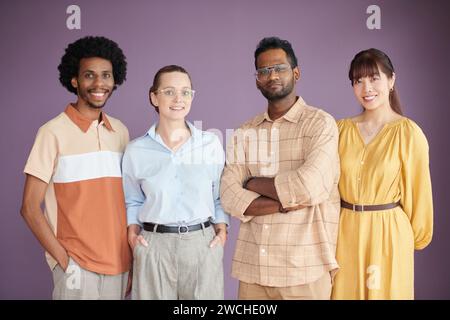 Ritratto in studio di un team aziendale eterogeneo e felice di successo Foto Stock
