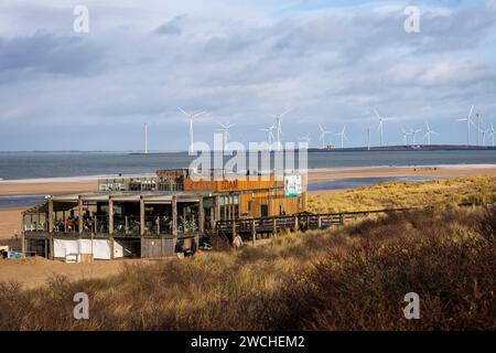 Il padiglione sulla spiaggia De Dam sulla spiaggia di Vrouwenpolder su Walcheren, sullo sfondo delle turbine eoliche presso la barriera della Schelda orientale, Zelanda, Netherl Foto Stock