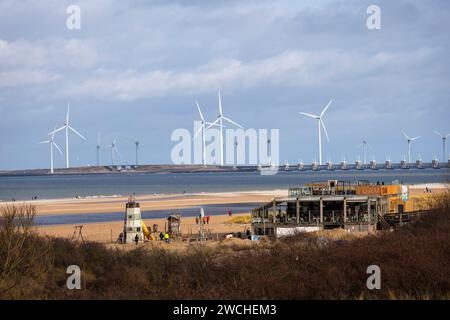 Il padiglione sulla spiaggia De Dam sulla spiaggia di Vrouwenpolder su Walcheren, sullo sfondo delle turbine eoliche presso la barriera della Schelda orientale, Zelanda, Netherl Foto Stock