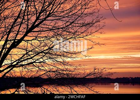 Un bellissimo tramonto sul fiume Little Choptank sulla costa orientale del Maryland Foto Stock