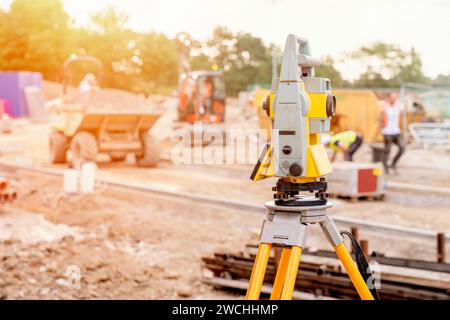 Teodolite tacheometro EDM Surveyor Equipment sul treppiede all'aperto in cantiere Foto Stock