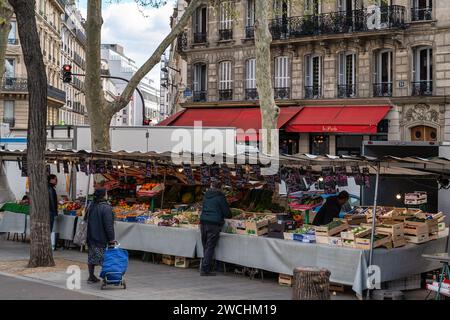 Parigi, Francia - 4 aprile 2019: Skyline della città al mercato di Place de la Bastille con molti negozi e turisti Foto Stock