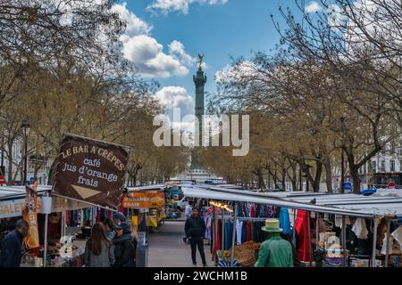 Parigi, Francia - 4 aprile 2019: Skyline della città al mercato di Place de la Bastille con molti negozi e turisti Foto Stock