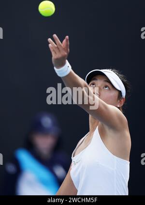 Melbourne, Australia. 16 gennaio 2024. La cinese Wang Yafan serve durante il primo turno di singolare femminile tra la cinese Wang Yafan e la rumena Sorana Cirstea al torneo di tennis Australian Open di Melbourne, in Australia, il 16 gennaio 2024. Crediti: Wang Shen/Xinhua/Alamy Live News Foto Stock