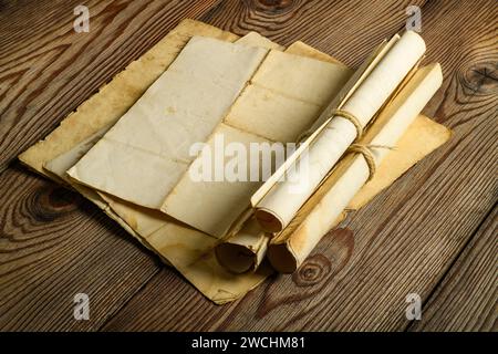 Fogli vecchi carta invecchiata su sfondo di legno Foto Stock