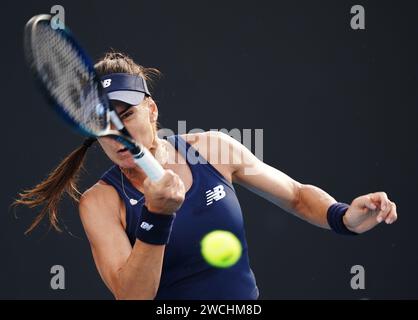 Melbourne, Australia. 16 gennaio 2024. La rumena Sorana Cirstea fa un ritorno durante la partita di singolare femminile del primo turno tra la cinese Wang Yafan e la rumena Sorana Cirstea al torneo di tennis Australian Open di Melbourne, in Australia, il 16 gennaio 2024. Crediti: Wang Shen/Xinhua/Alamy Live News Foto Stock