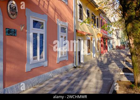 L'ex ambasciata tedesca nell'ex capitale reale di Cetinje, Montenegro, fu costruita intorno al 1900 quartiere in una mattinata di sole autunnale. Foto Stock
