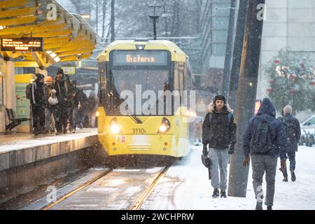 Manchester, Regno Unito. 16 gennaio 2024. I pendolari si scontrano con le condizioni dopo una forte nevicata nel centro di Manchester martedì 16 gennaio 2024. (Foto: Pat Scaasi | mi News) crediti: MI News & Sport /Alamy Live News Foto Stock