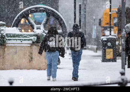 Manchester, Regno Unito. 16 gennaio 2024. I pendolari si scontrano con le condizioni dopo una forte nevicata nel centro di Manchester martedì 16 gennaio 2024. (Foto: Pat Scaasi | mi News) crediti: MI News & Sport /Alamy Live News Foto Stock