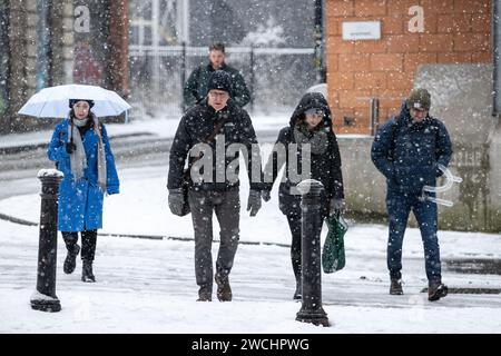 Manchester, Regno Unito. 16 gennaio 2024. I pendolari si scontrano con le condizioni dopo una forte nevicata nel centro di Manchester martedì 16 gennaio 2024. (Foto: Pat Scaasi | mi News) crediti: MI News & Sport /Alamy Live News Foto Stock