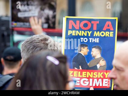 I manifestanti contro il coinvolgimento della Gran Bretagna nella guerra in Ucraina si riuniscono per chiedere al governo di smettere di finanziare il regime di Zelensky a Londra. Foto Stock