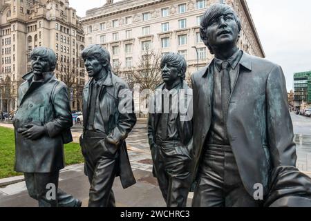 Statue commemorative dei Beatles di Andy Edward a Pier Head a Liverpool Foto Stock