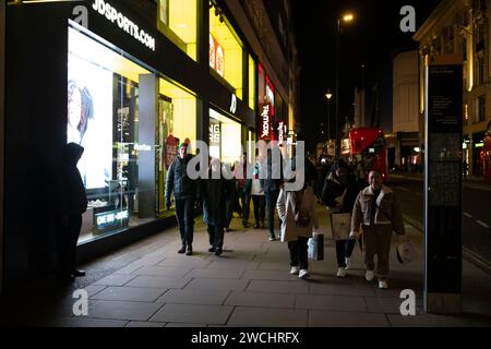 Gli acquirenti di Oxford Street approfittano delle vendite di gennaio 2024 mentre l'economia del retail lotta con le previsioni di un altro anno poco brillante. Foto Stock