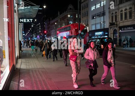 Gli acquirenti di Oxford Street approfittano delle vendite di gennaio 2024 mentre l'economia del retail lotta con le previsioni di un altro anno poco brillante. Foto Stock