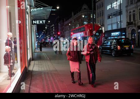 Gli acquirenti di Oxford Street approfittano delle vendite di gennaio 2024 mentre l'economia del retail lotta con le previsioni di un altro anno poco brillante. Foto Stock