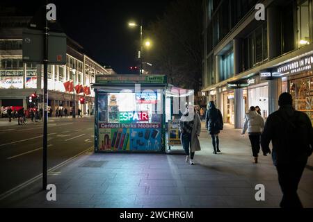 Gli acquirenti di Oxford Street approfittano delle vendite di gennaio 2024 mentre l'economia del retail lotta con le previsioni di un altro anno poco brillante. Foto Stock