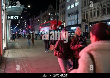 Gli acquirenti di Oxford Street approfittano delle vendite di gennaio 2024 mentre l'economia del retail lotta con le previsioni di un altro anno poco brillante. Foto Stock