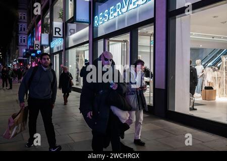 Gli acquirenti di Oxford Street approfittano delle vendite di gennaio 2024 mentre l'economia del retail lotta con le previsioni di un altro anno poco brillante. Foto Stock