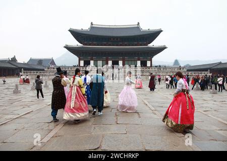 Persone che indossano costumi Hanbok tradizionali al Palazzo Gyeongbokgung di Seoul, Corea del Sud. Foto Stock