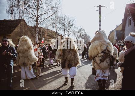 MOHACS, UNGHERIA - 11 FEBBRAIO 2018: Persone non identificate in maschera partecipanti al Mohacsi Busojaras, è un carnevale per i saluti di primavera. Intangi Foto Stock