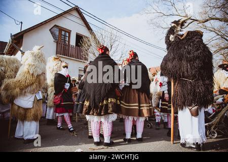 MOHACS, UNGHERIA - 11 FEBBRAIO 2018: Persone non identificate in maschera partecipanti al Mohacsi Busojaras, è un carnevale per i saluti di primavera Foto Stock