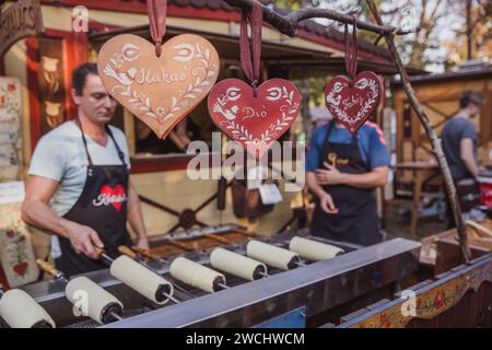 BUDAPEST, UNGHERIA - 14 OTTOBRE 2018: K rt skal cs Fesztiv l 2018. Panettieri che preparano e vendono pasticceria tradizionale ungherese chiamata kurtosh kallach in Foto Stock