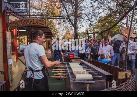 BUDAPEST, UNGHERIA - 14 OTTOBRE 2018: K rt skal cs Fesztiv l 2018. Panettieri che preparano e vendono pasticceria tradizionale ungherese chiamata kurtosh kallach in Foto Stock