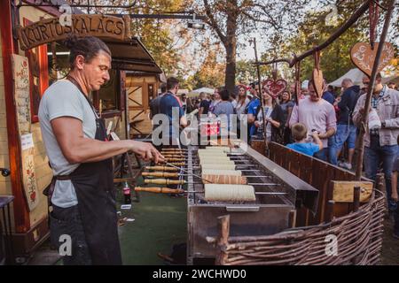 BUDAPEST, UNGHERIA - 14 OTTOBRE 2018: K rt skal cs Fesztiv l 2018. Panettieri che preparano e vendono pasticceria tradizionale ungherese chiamata kurtosh kallach in Foto Stock