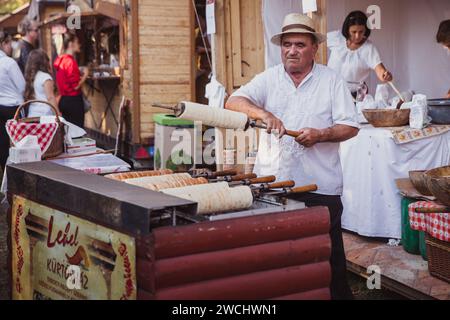 BUDAPEST, UNGHERIA - 14 OTTOBRE 2018: K rt skal cs Fesztiv l 2018. Panettieri che preparano e vendono pasticceria tradizionale ungherese chiamata kurtosh kallach in Foto Stock