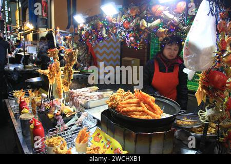 Mercato notturno di Myeongdong a Seoul, Corea del Sud. Foto Stock