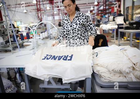 Romilly Sur Seine, Francia. 8 novembre 2023. © PHOTOPQR/LE PARISIEN/Olivier Arandel ; Romilly-sur-Seine ; 08/11/2023 ; Romilly-sur-Seine, Francia Mercredi 8 novembre 2023 Présentation des tenues élaborés par le Coq Sportif pour les athlétes francais participant aux JO Paris 2024 Francia - Giochi Olimpici 2024 : le Coq Sportif Factory France, Romilly-sur-Seine 8 novembre 2023 *** didascalia locale *** LP/ Olivier Arandel Credit: MAXPPP/Alamy Live News Foto Stock