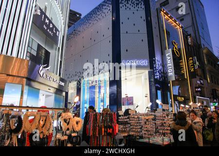 Mercato notturno di Myeongdong a Seoul, Corea del Sud. Foto Stock