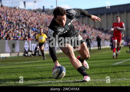 Bath, Regno Unito. 14 gennaio 2024. Henry Arundell di Racing 92 segna una meta durante la partita della Investec Champions Cup tra Bath e Racing 92 presso il campo ricreativo. Crediti: Ben Whitley/Alamy Live News Foto Stock