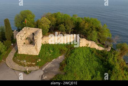 Il castello di Ceneviz è stato costruito su una scogliera situata tra due baie, 2.5 chilometri a ovest del distretto di Düzce Akçakoca in turchia. Foto Stock