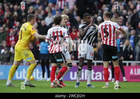 Alexander Isak di Newcastle ha un alterco con Daniel Ballard di Sunderland - Sunderland contro Newcastle United, il terzo round della Emirates fa Cup, Stadium of Light, Sunderland, Regno Unito - 6 gennaio 2024 solo per uso editoriale - si applicano le restrizioni DataCo Foto Stock