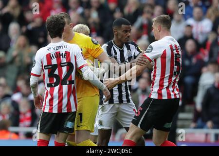 Alexander Isak di Newcastle ha un alterco con Daniel Ballard di Sunderland - Sunderland contro Newcastle United, il terzo round della Emirates fa Cup, Stadium of Light, Sunderland, Regno Unito - 6 gennaio 2024 solo per uso editoriale - si applicano le restrizioni DataCo Foto Stock