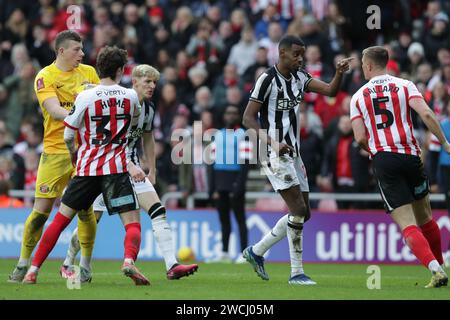 Alexander Isak di Newcastle ha un alterco con Daniel Ballard di Sunderland - Sunderland contro Newcastle United, il terzo round della Emirates fa Cup, Stadium of Light, Sunderland, Regno Unito - 6 gennaio 2024 solo per uso editoriale - si applicano le restrizioni DataCo Foto Stock