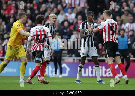 Alexander Isak di Newcastle ha un alterco con Daniel Ballard di Sunderland - Sunderland contro Newcastle United, il terzo round della Emirates fa Cup, Stadium of Light, Sunderland, Regno Unito - 6 gennaio 2024 solo per uso editoriale - si applicano le restrizioni DataCo Foto Stock