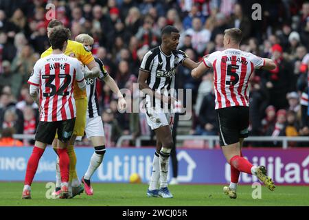 Alexander Isak di Newcastle ha un alterco con Daniel Ballard di Sunderland - Sunderland contro Newcastle United, il terzo round della Emirates fa Cup, Stadium of Light, Sunderland, Regno Unito - 6 gennaio 2024 solo per uso editoriale - si applicano le restrizioni DataCo Foto Stock