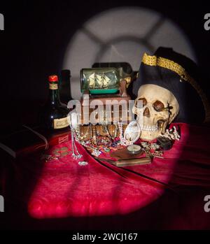 Vanitas moderna a tema piratesco che raffigura la transitorietà della vita, la futilità del piacere e la certezza della morte. Illuminata da una luce finestrino. Foto Stock