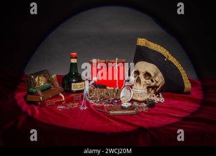 Vanitas moderna a tema pirata raffigura la transitorietà della vita, la futilità del piacere e la certezza della morte. Illuminato con un singolo faretto Foto Stock