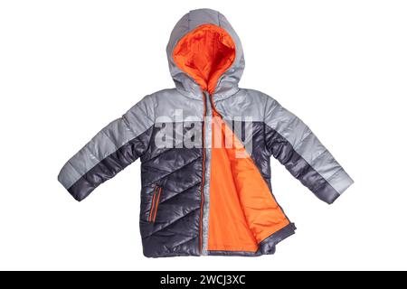 Giacca invernale isolato. Un nero elegante caldo down jacket con rivestimento di colore arancione per i ragazzi isolati su uno sfondo bianco. Usura dei bambini per l'inverno. Foto Stock