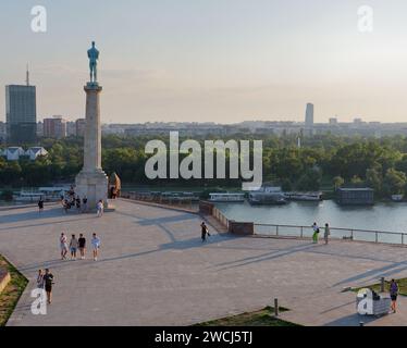 Il monumento Victor nel Parco Kalemegdan/Fortezza di Belgrado che si affaccia sul fiume Sava la sera estiva a Belgrado, capitale della Serbia. 4 agosto 2023, Foto Stock
